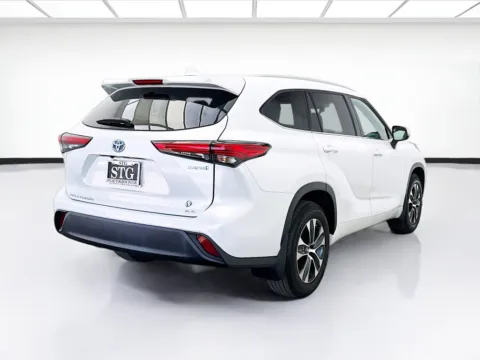 More photos of 2022 Toyota Highlander XLE at STG Bellflower, CA
