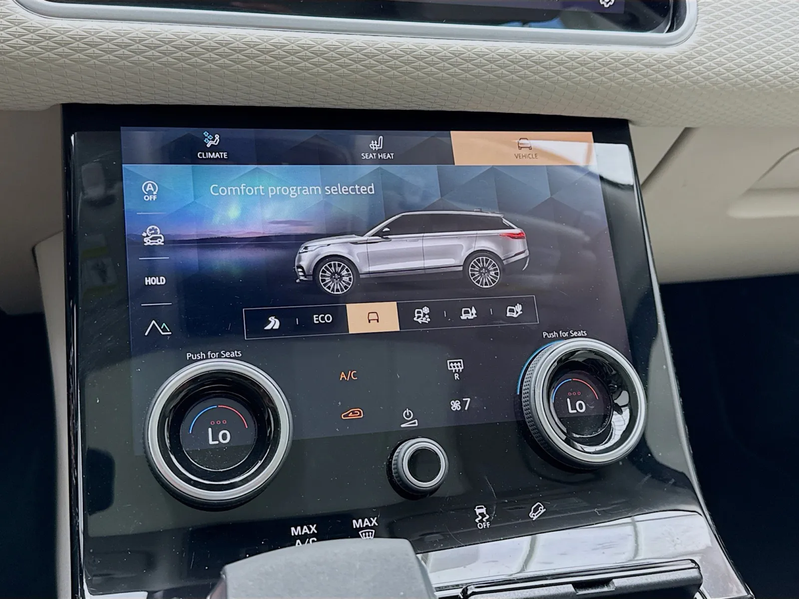Land Rover Range Rover Velar photo 12