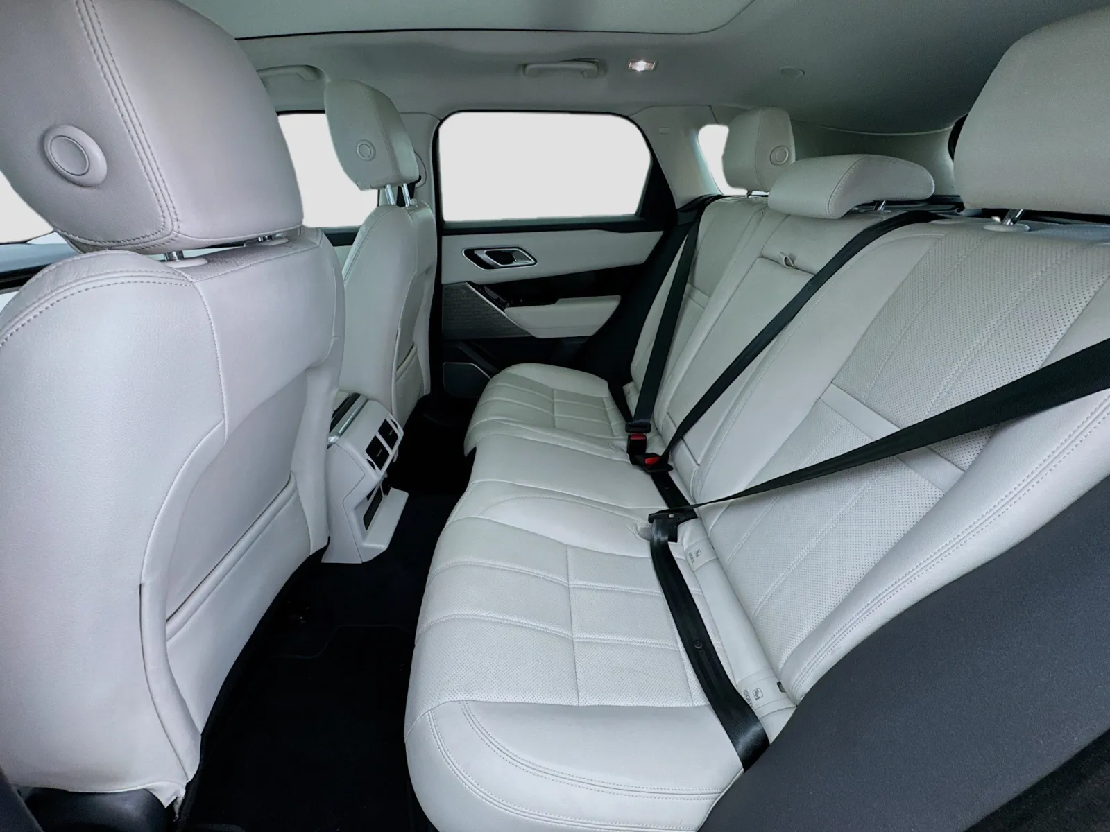 Land Rover Range Rover Velar photo 16