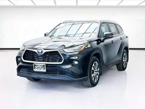 Black 2023 Toyota Highlander XLE for sale in Bellflower, CA