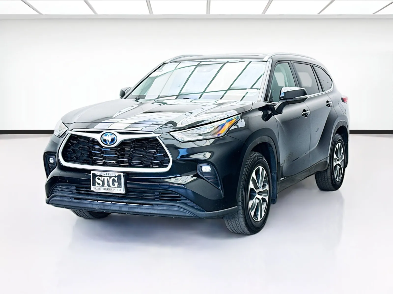Black 2023 Toyota Highlander XLE for sale in Bellflower, CA