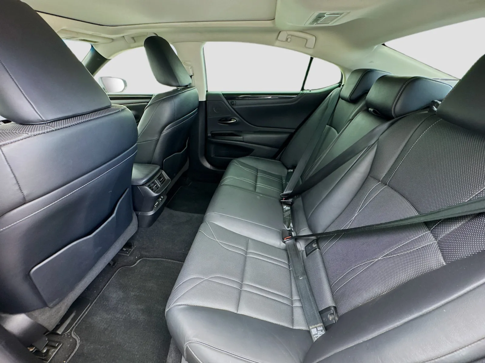 Lexus ES photo 16