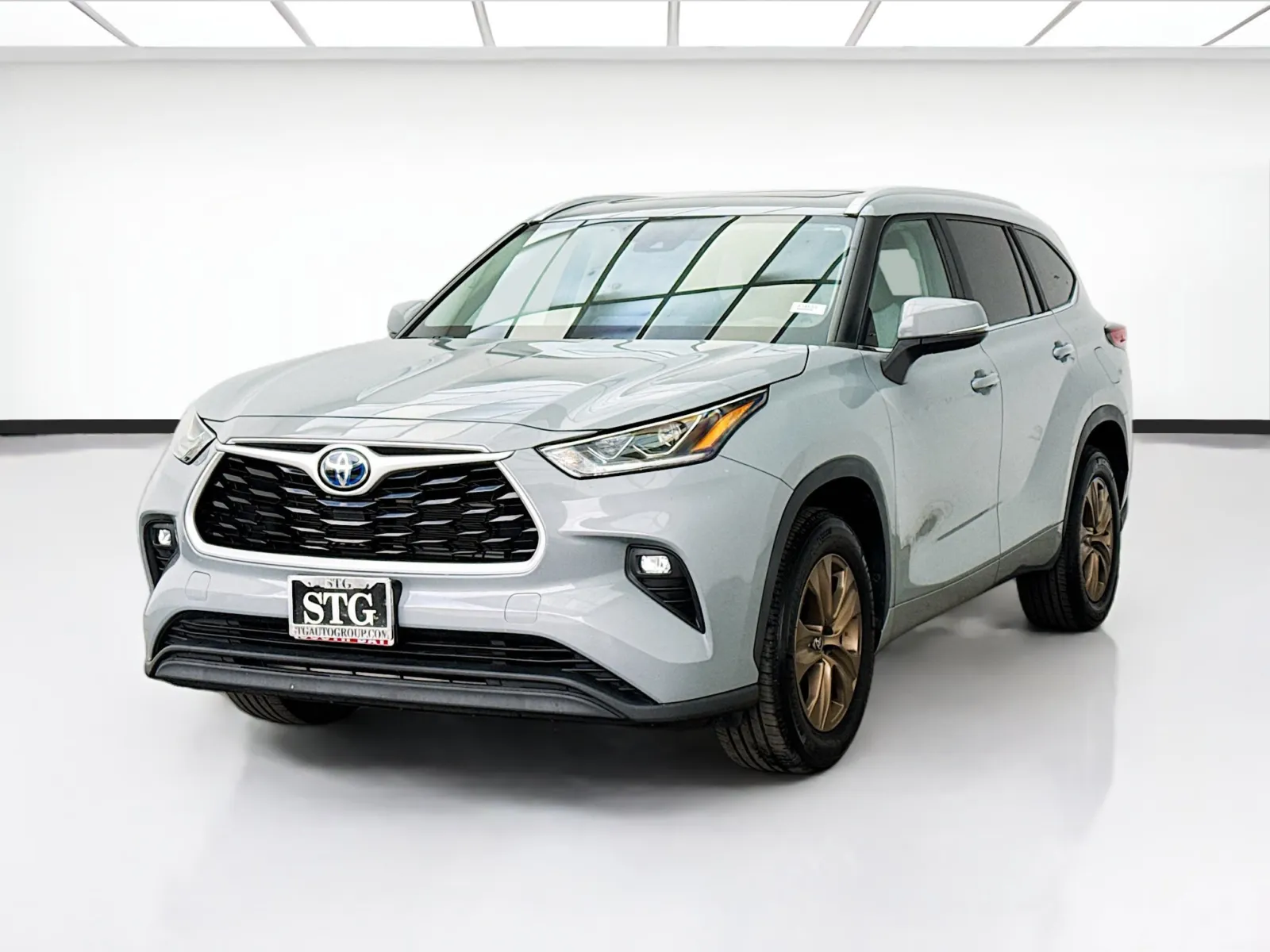 Gray 2023 Toyota Highlander Bronze Edition for sale in Bellflower, CA