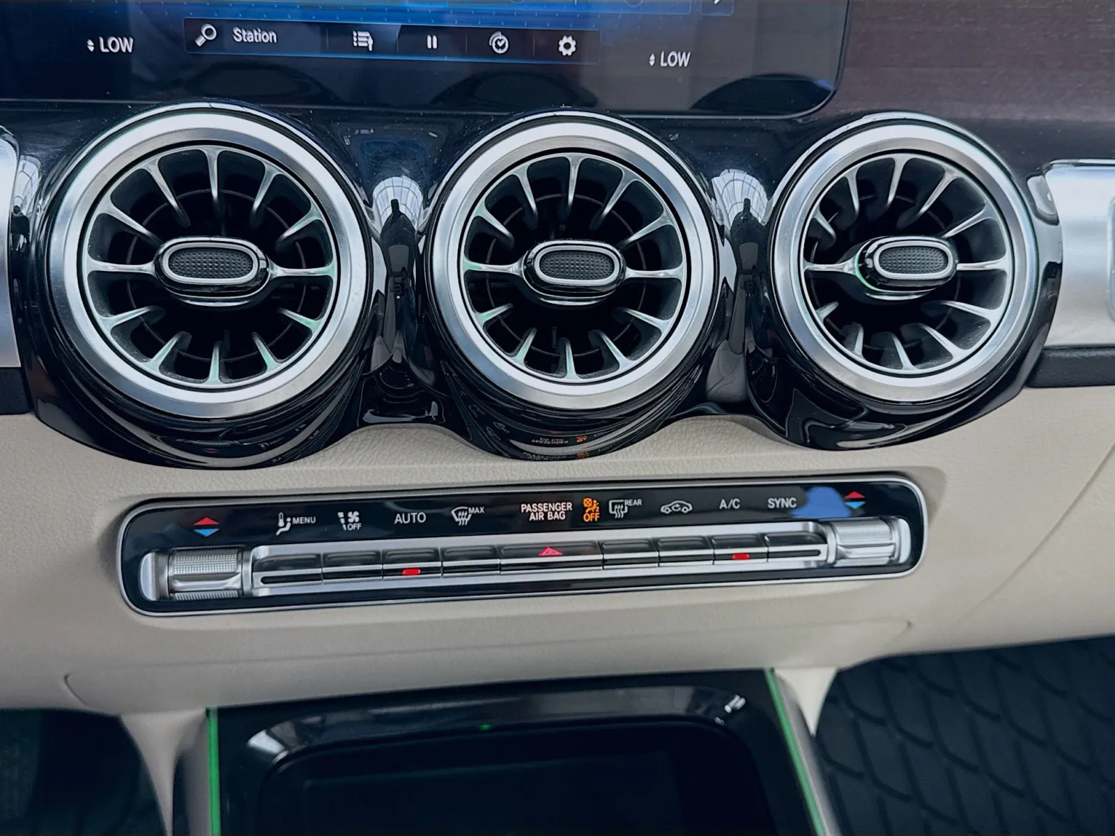 Mercedes-Benz GLB photo 12