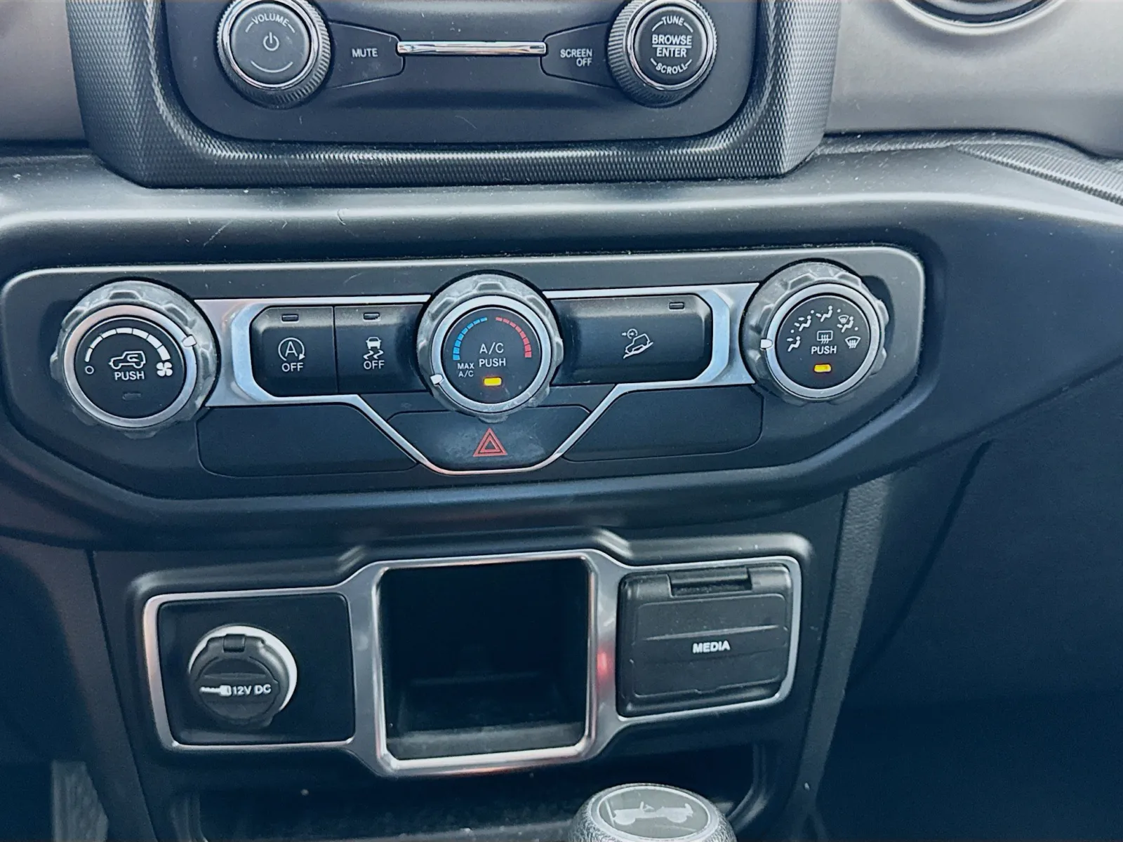 Jeep Wrangler photo 12