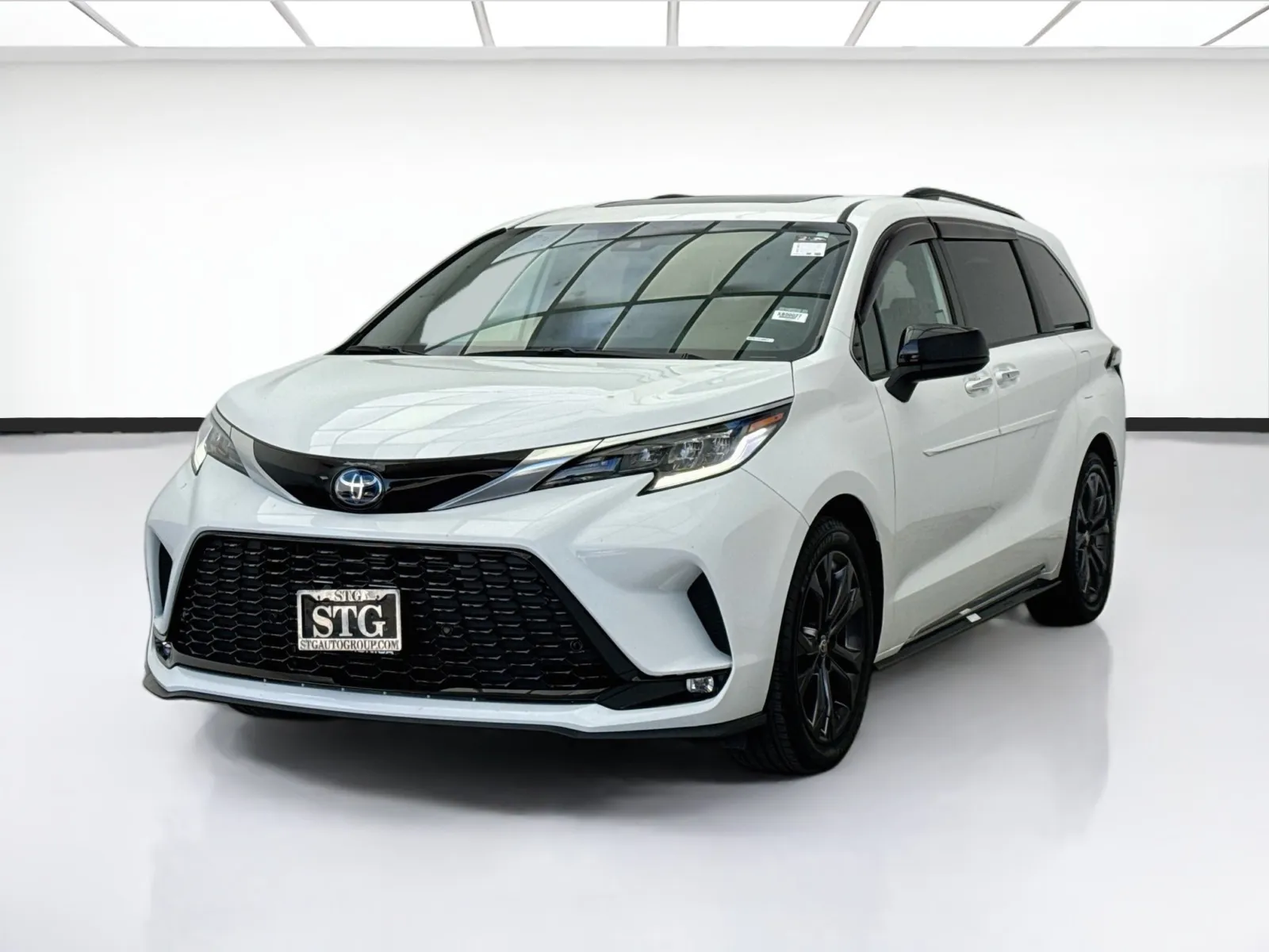 White 2022 Toyota Sienna XSE 7 Passenger for sale in Bellflower, CA