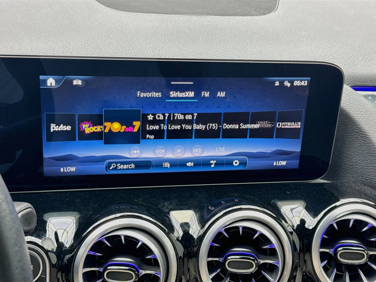 Mercedes-Benz GLA photo 11