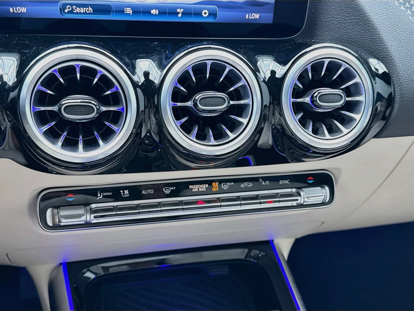 Mercedes-Benz GLA photo 12