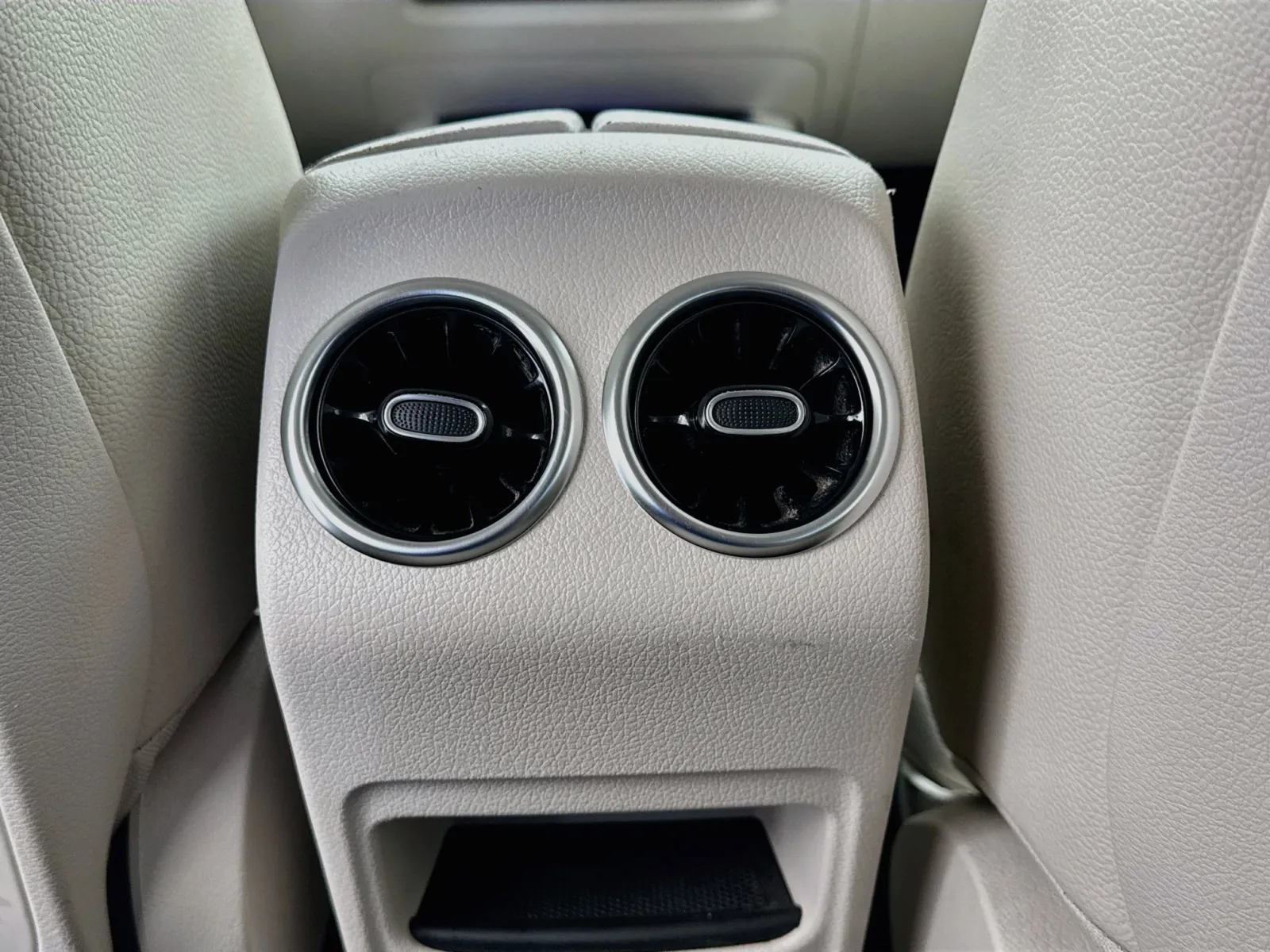 Mercedes-Benz GLB photo 16