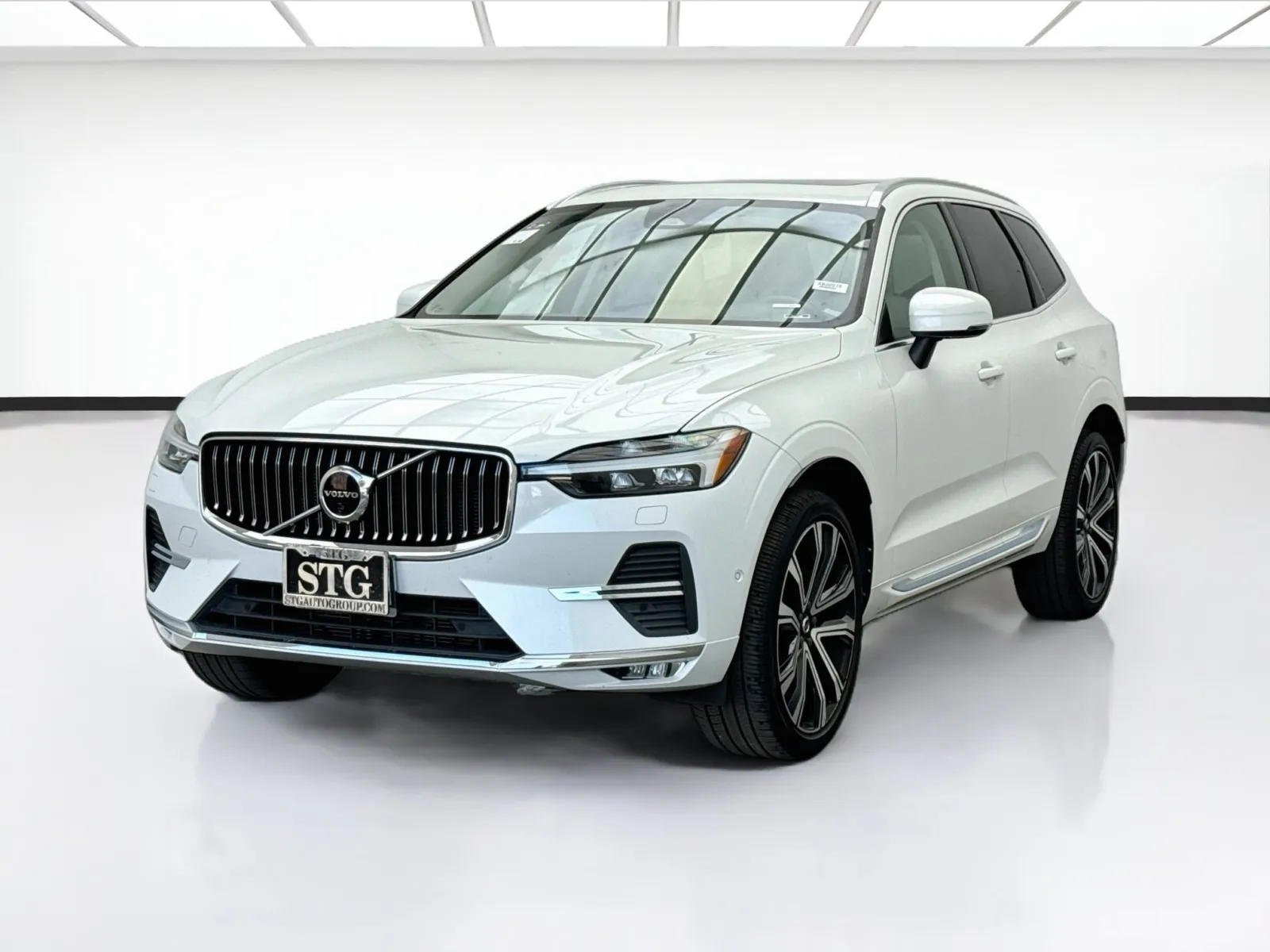 White 2023 Volvo XC60 B5 Ultimate Bright Theme for sale in Bellflower, CA