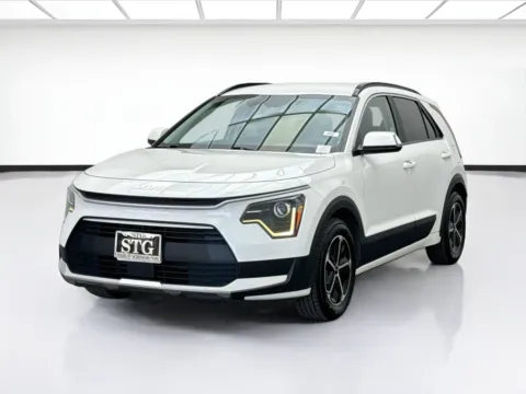 White 2025 Kia Niro EX for sale in Bellflower, CA