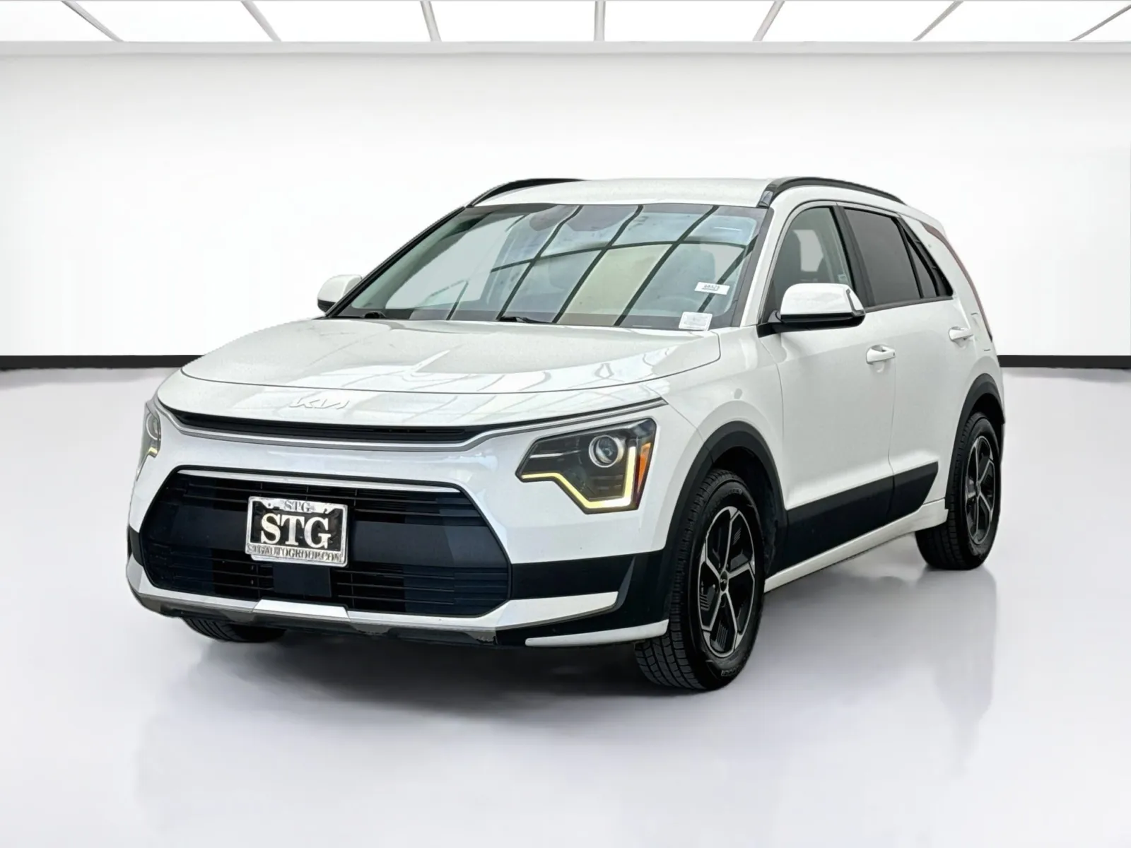 White 2025 Kia Niro EX for sale in Bellflower, CA