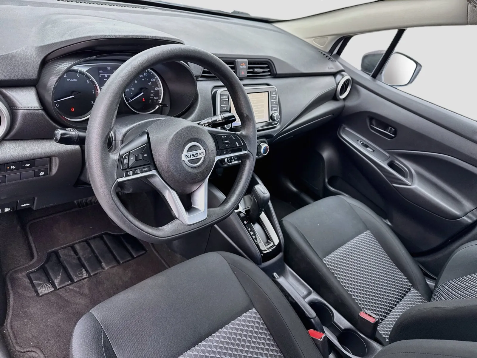 Nissan Versa photo 7