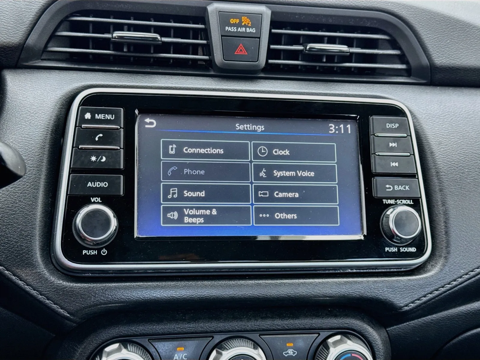 Nissan Versa photo 9