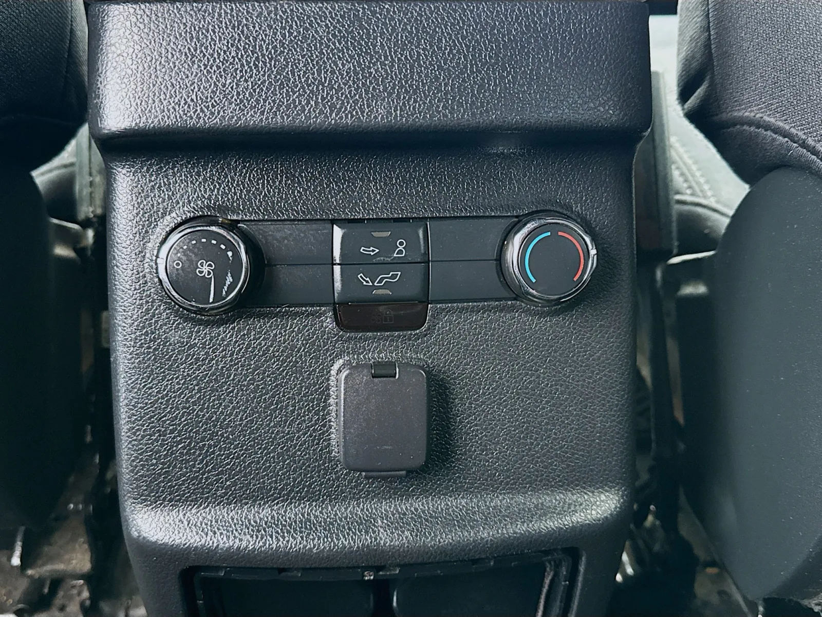 Ford Explorer photo 16