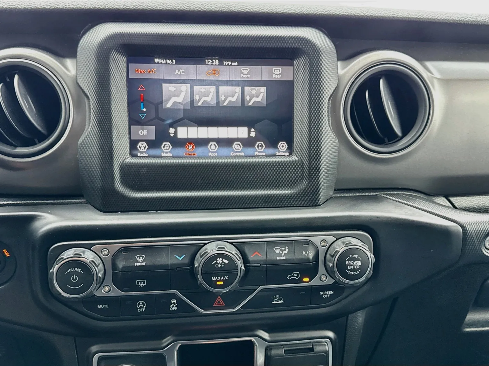 Jeep Wrangler photo 12