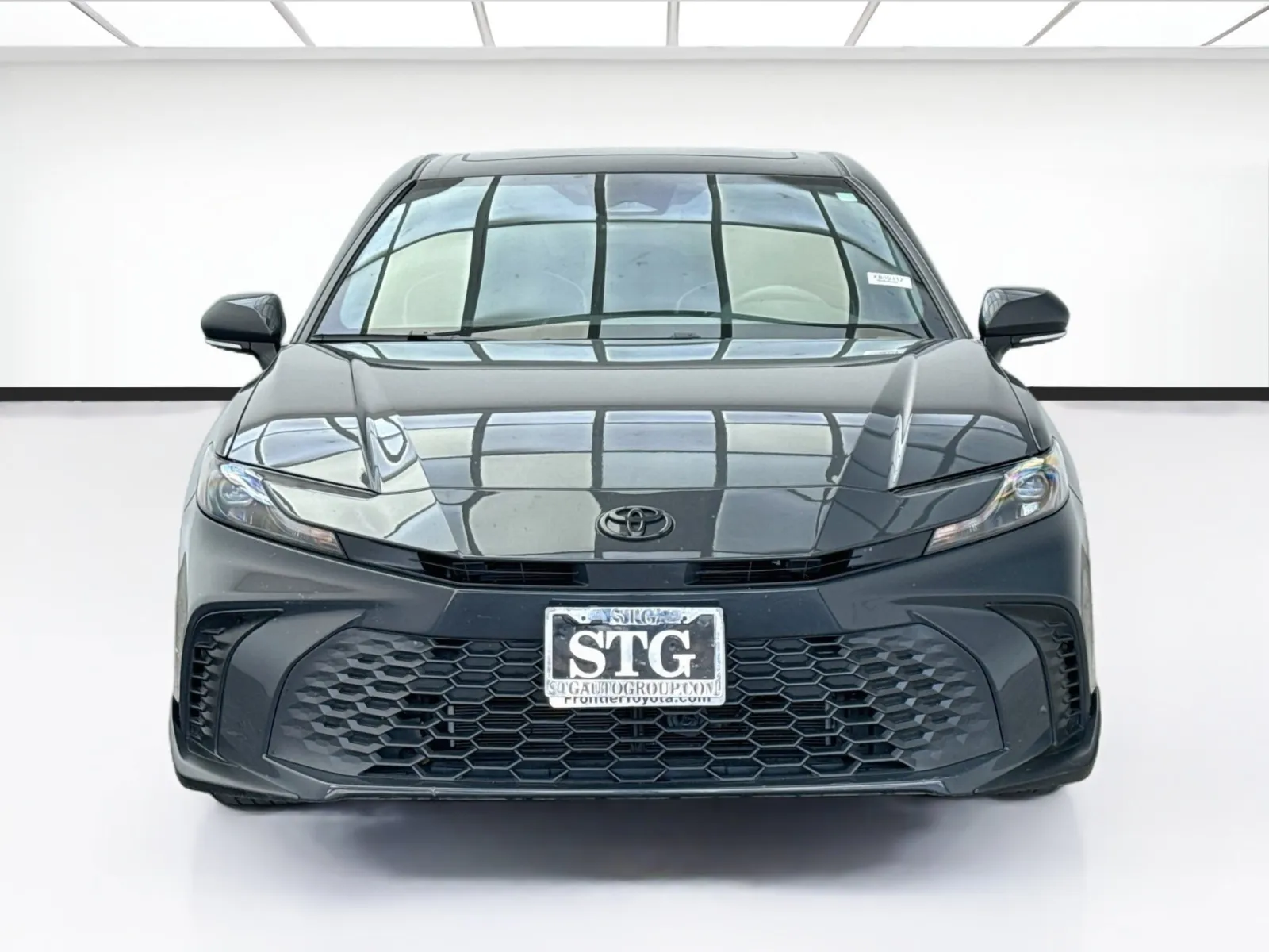 Toyota Camry photo 2