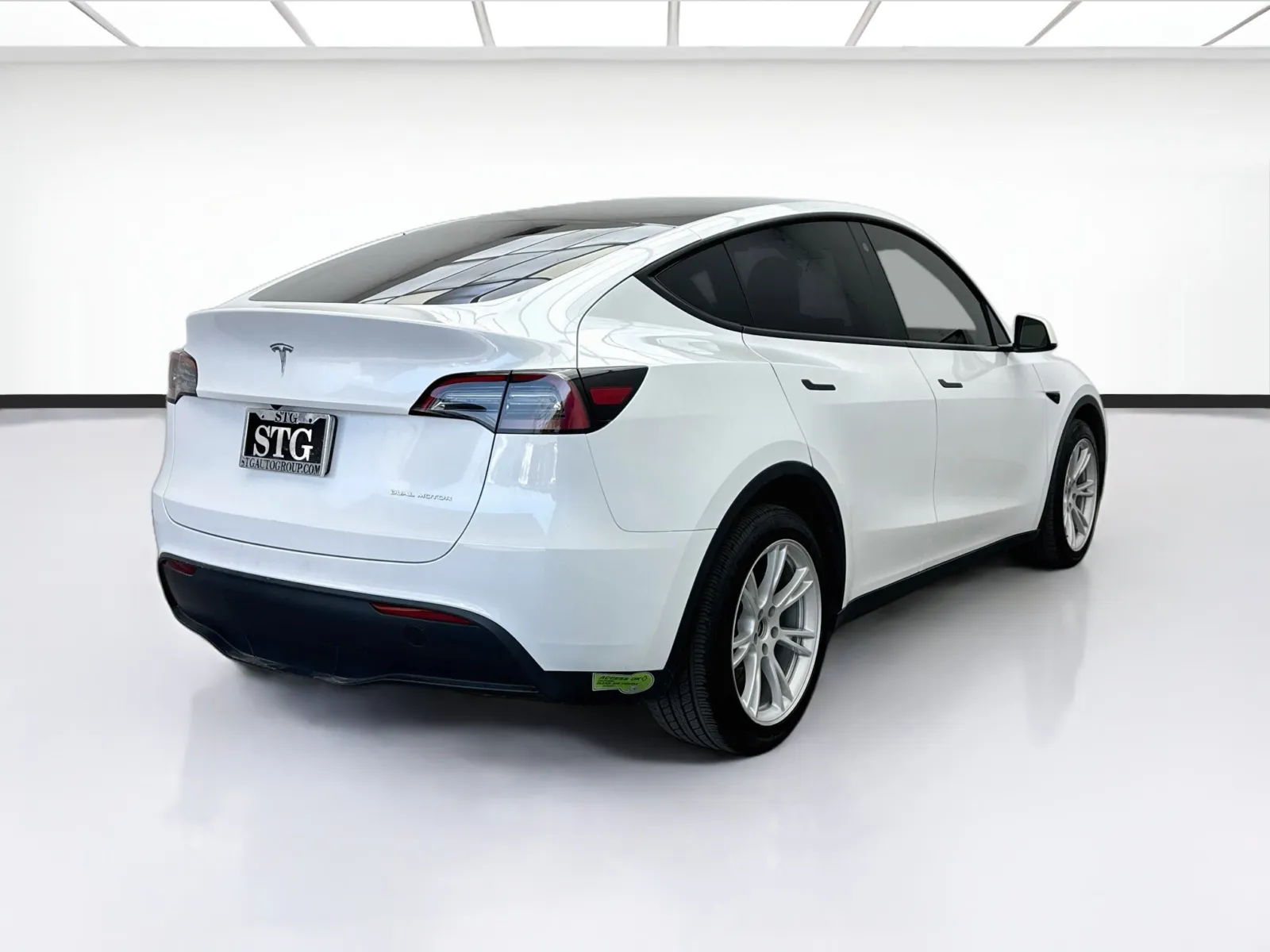 Tesla Model Y photo 4