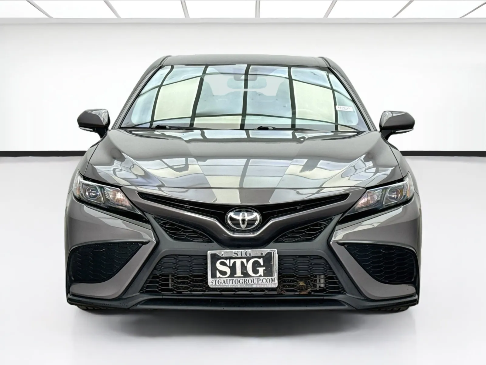 Toyota Camry photo 2