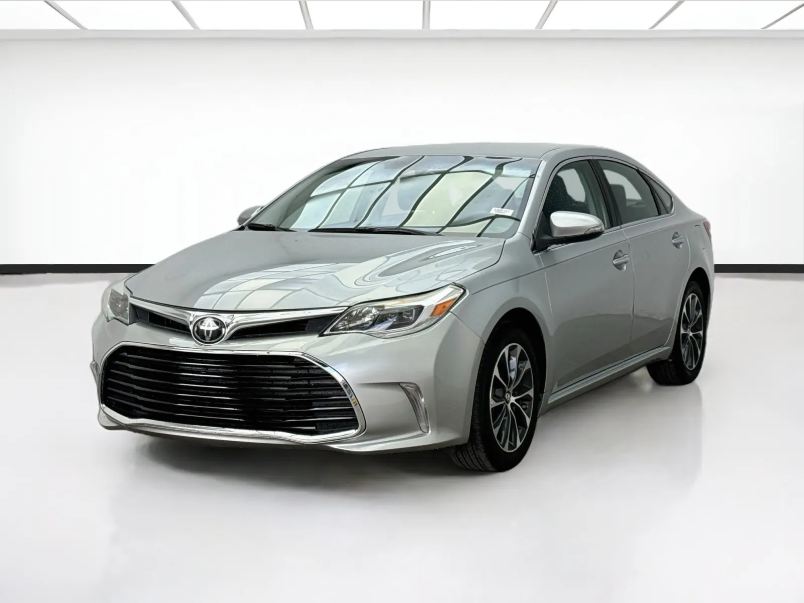 Silver 2018 Toyota Avalon XLE for sale in Bellflower, CA
