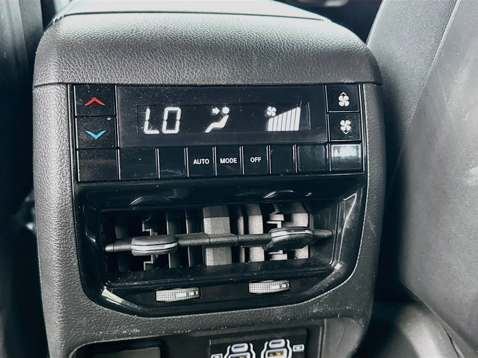 Jeep Grand Cherokee L photo 17