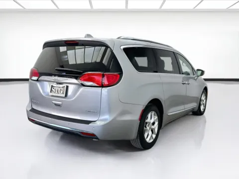 More photos of 2020 Chrysler Pacifica Limited at STG Bellflower, CA
