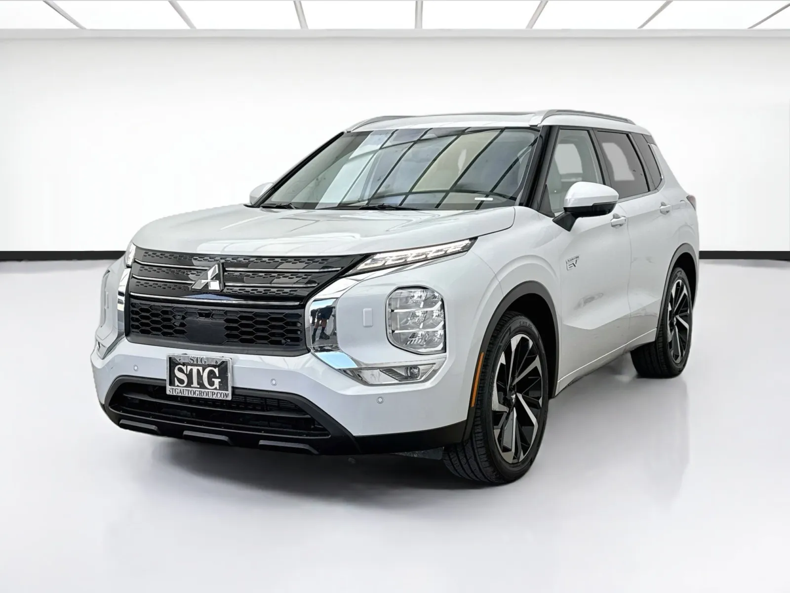 White 2024 Mitsubishi Outlander Plug-In Hybrid SEL TOURING PACKAGE for sale in Bellflower, CA