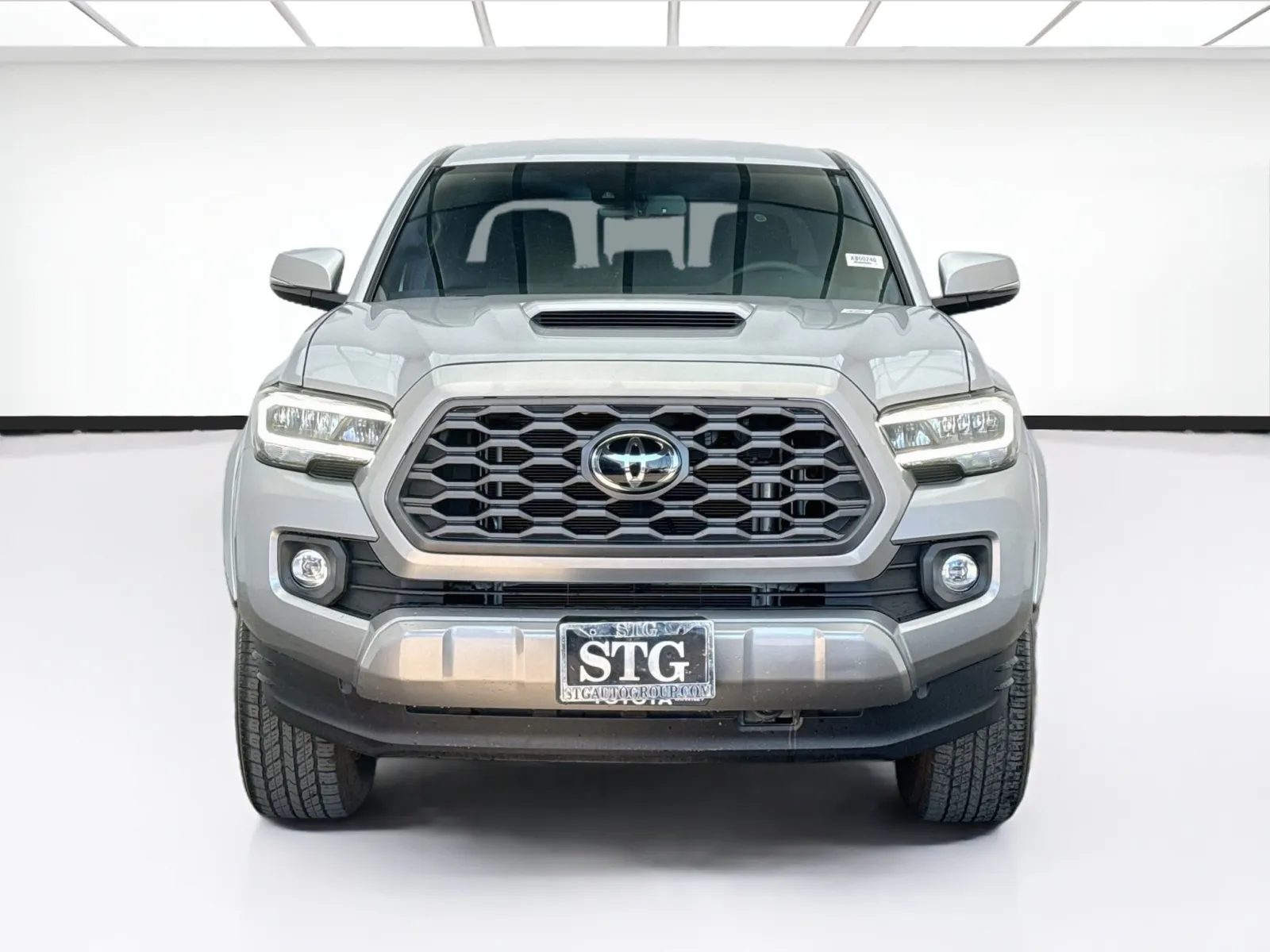 Toyota Tacoma photo 2