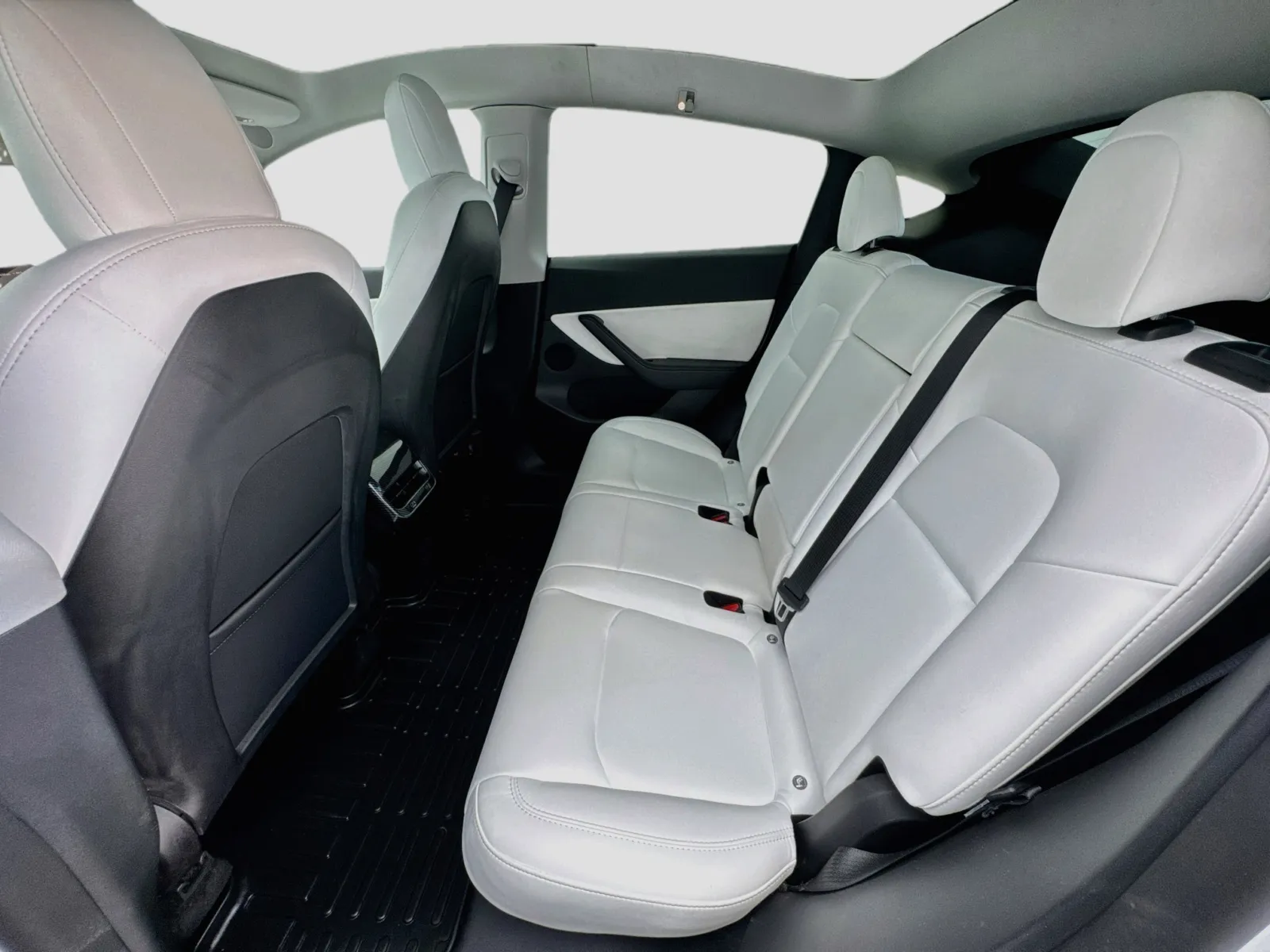 Tesla Model Y photo 16