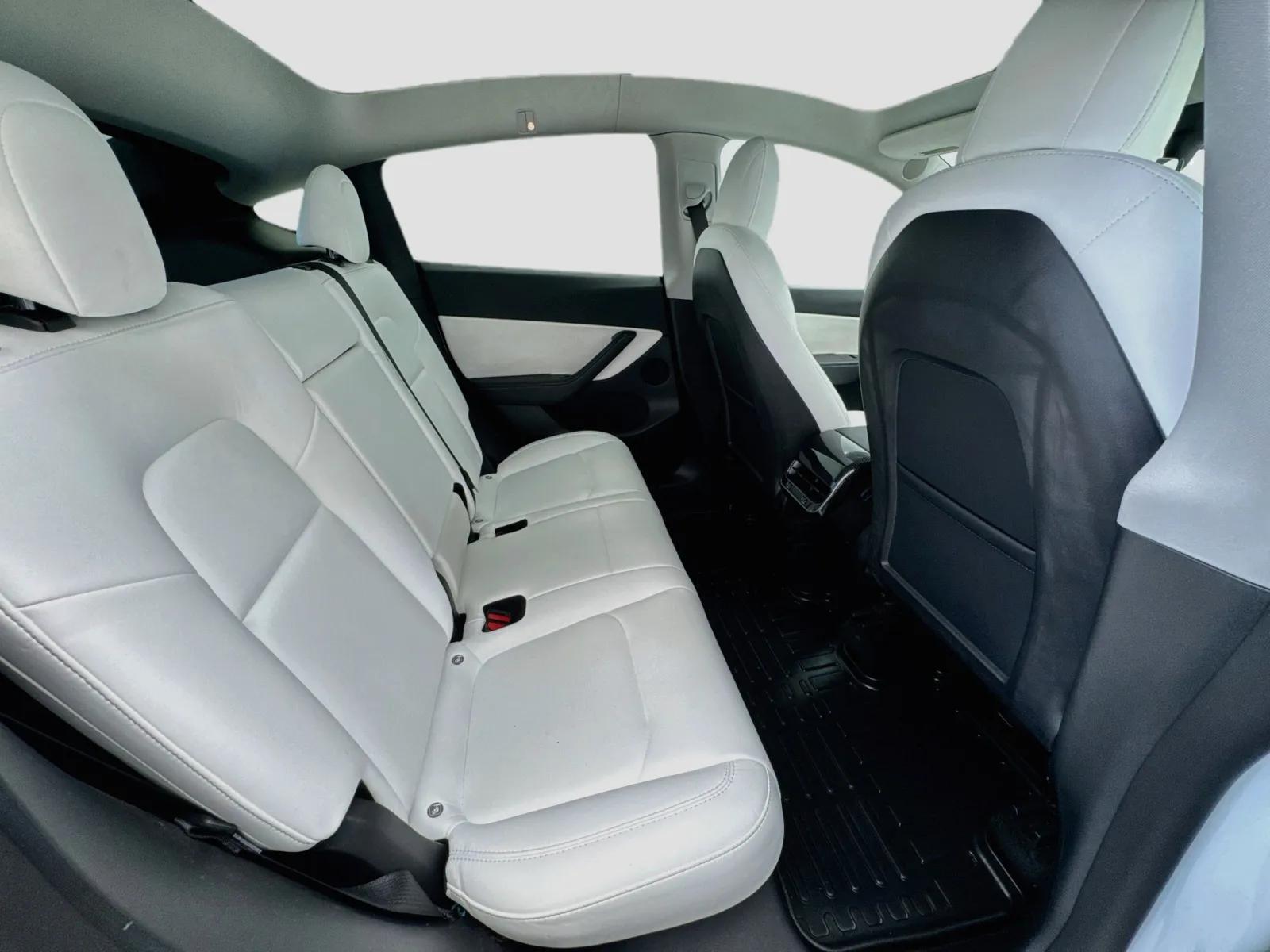 Tesla Model Y photo 19