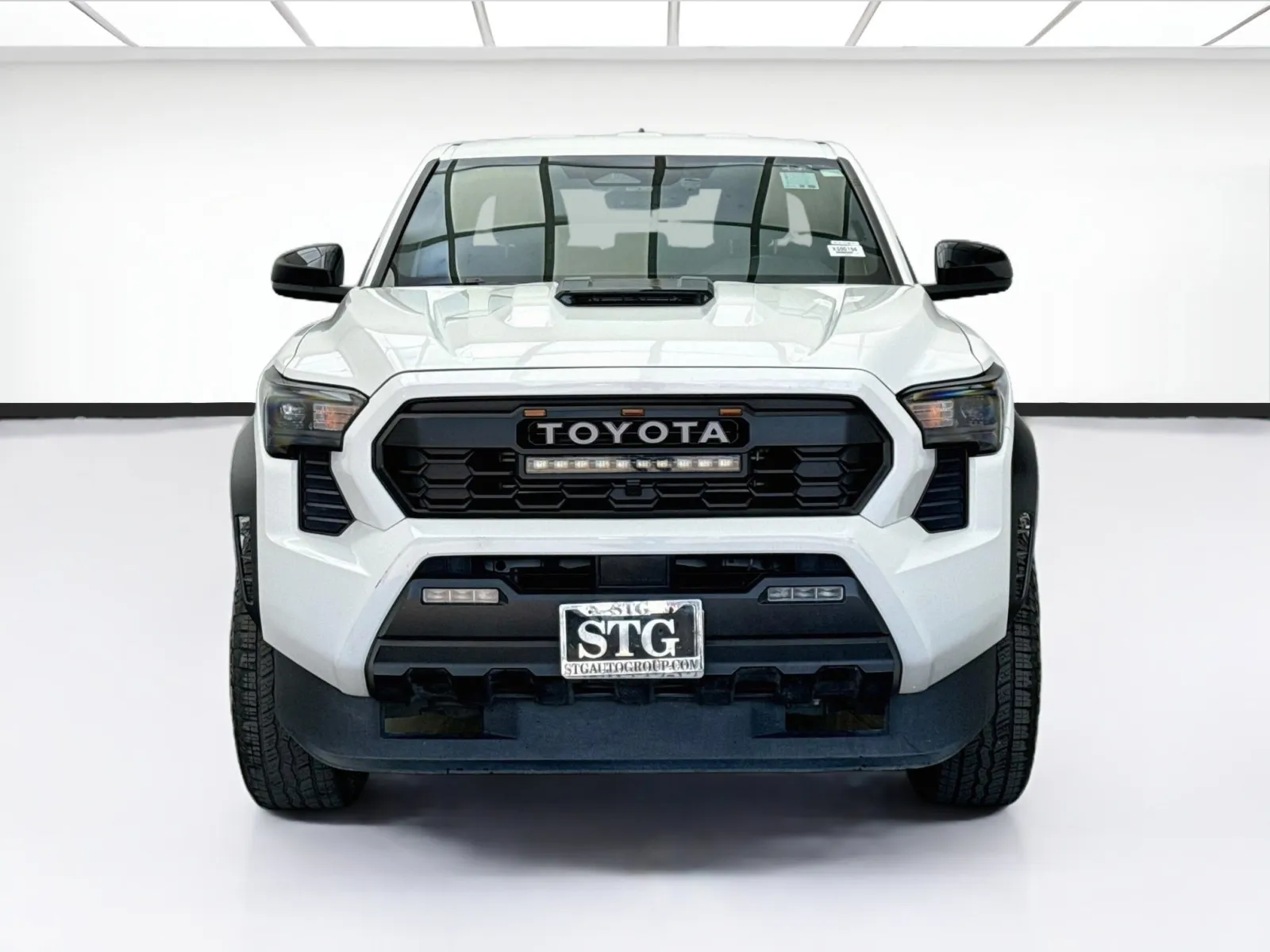 Toyota Tacoma photo 2