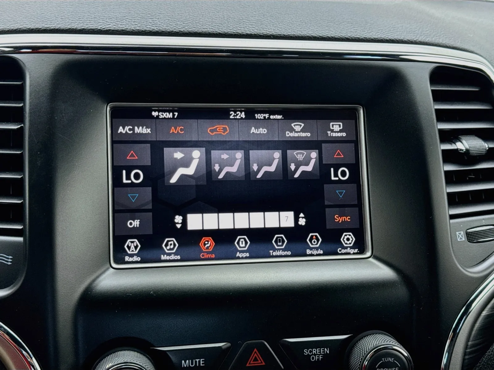 Jeep Grand Cherokee photo 12