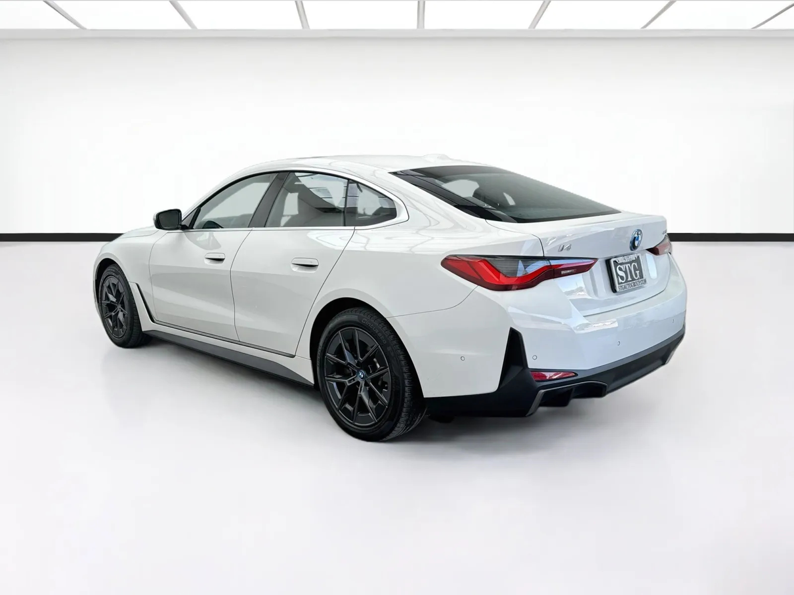 BMW i4 photo 6