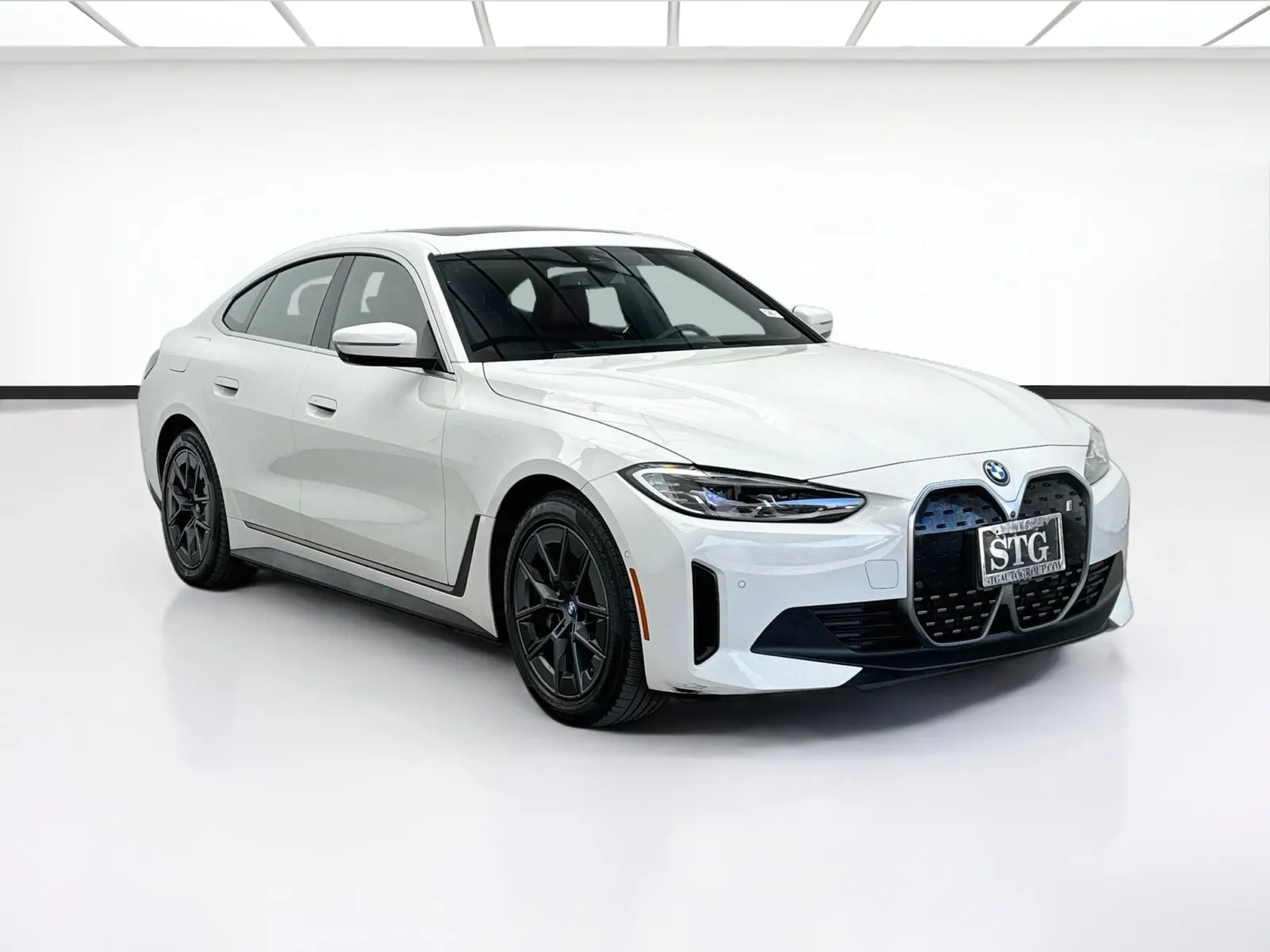 BMW i4 photo 3