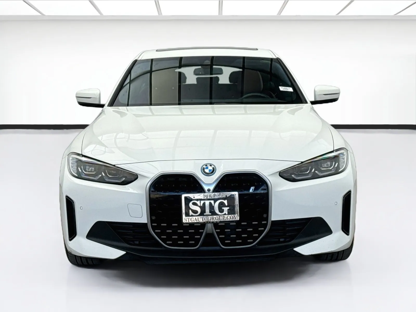 BMW i4 photo 2