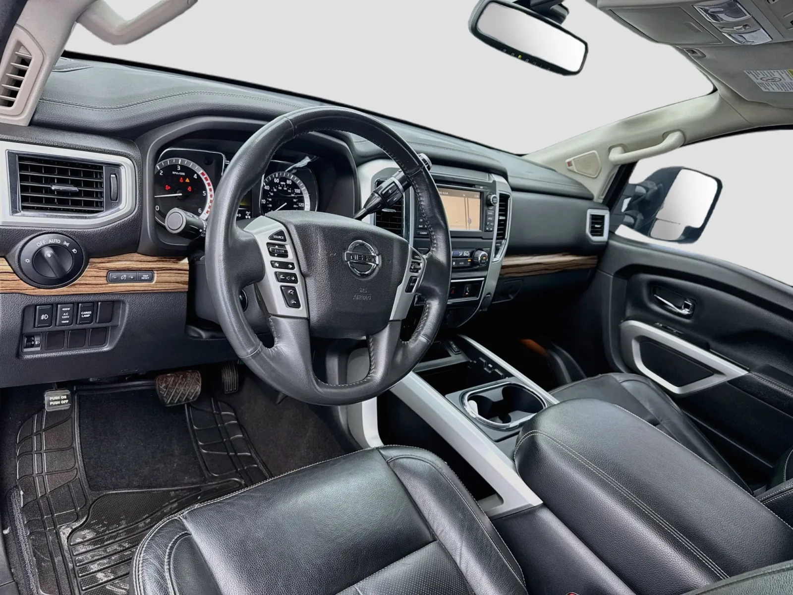 Nissan Titan photo 7