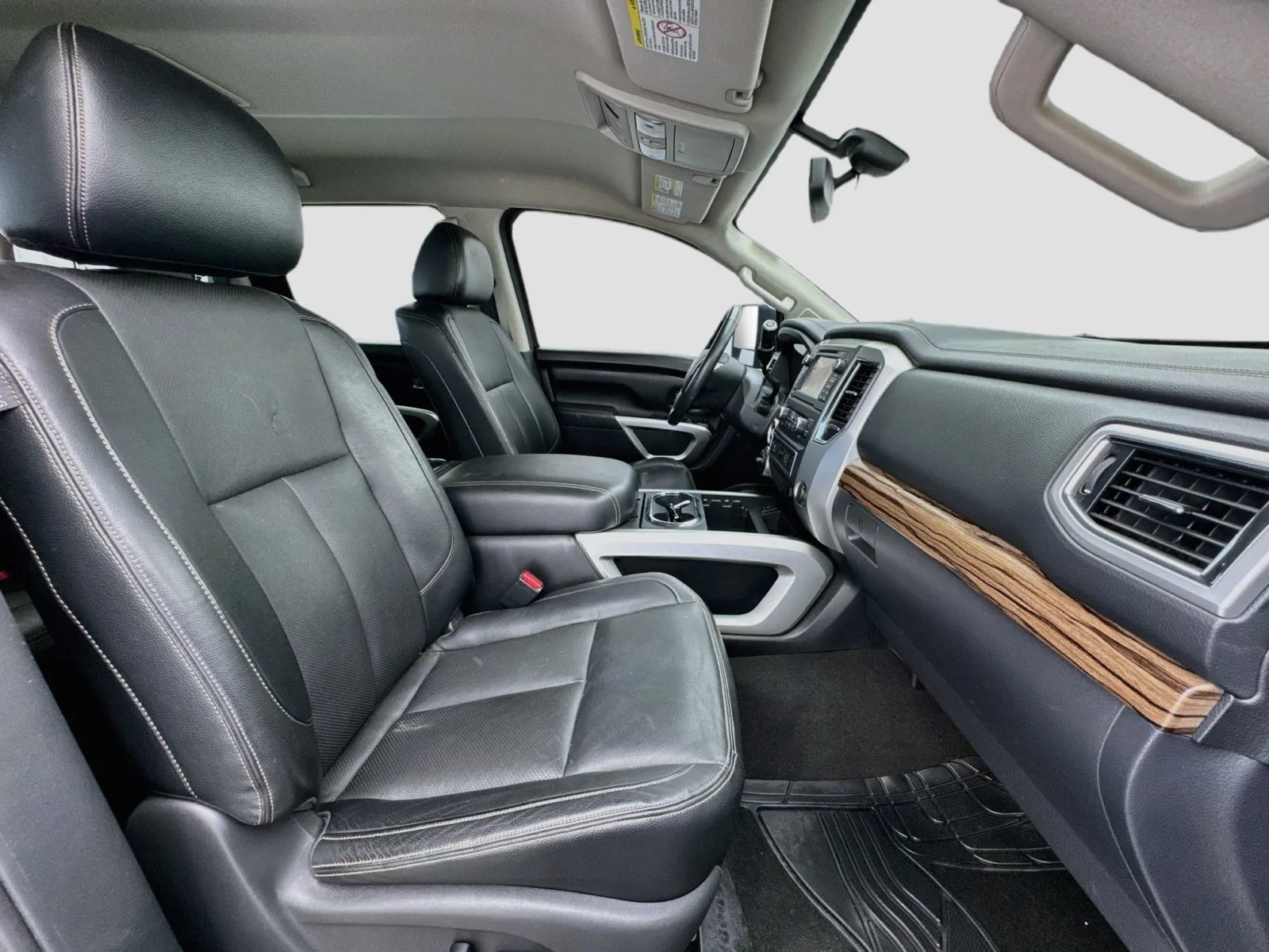 Nissan Titan photo 19