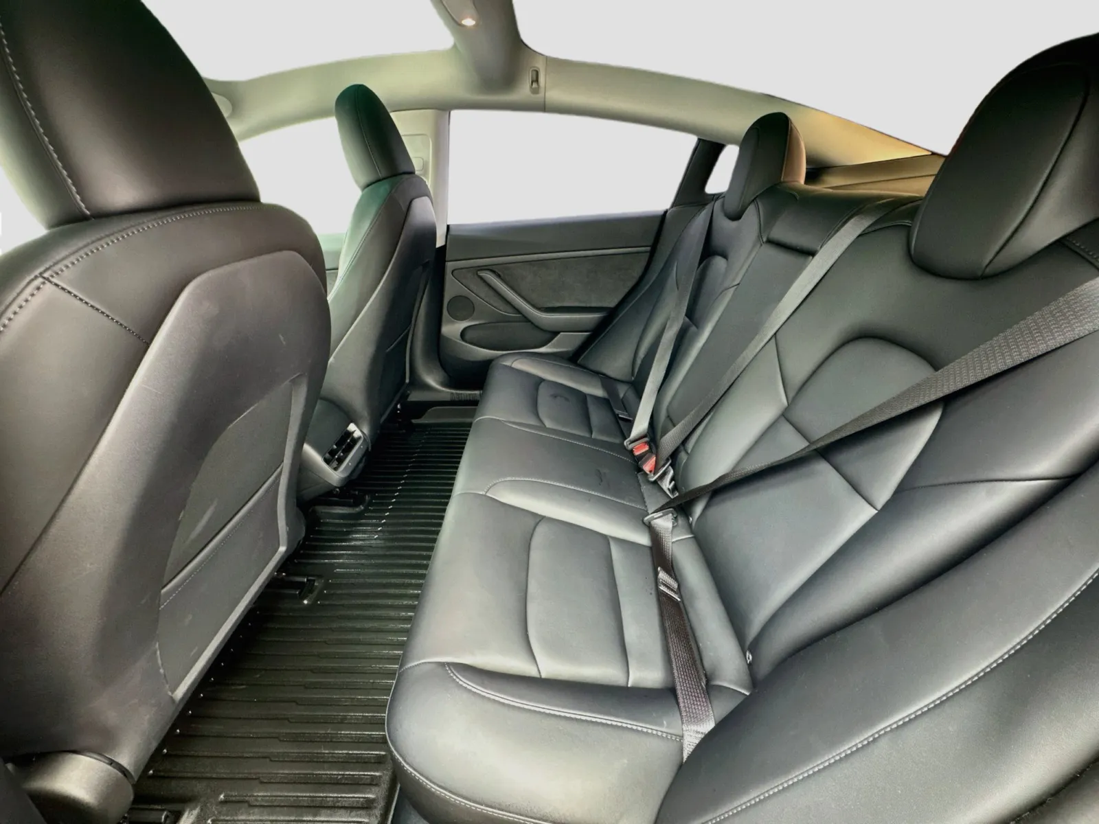 Tesla Model 3 photo 16