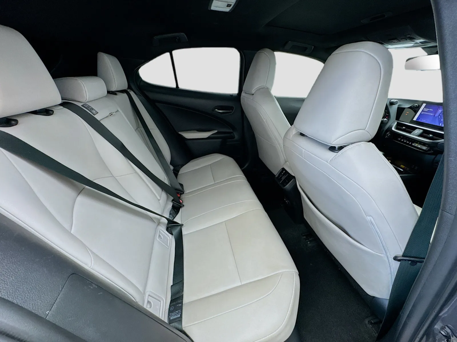 Lexus UX photo 19