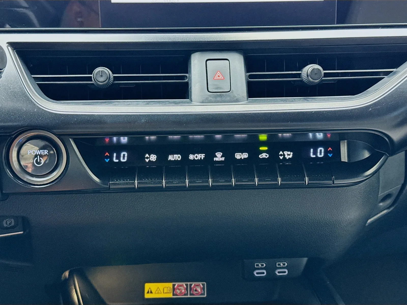 Lexus UX photo 12
