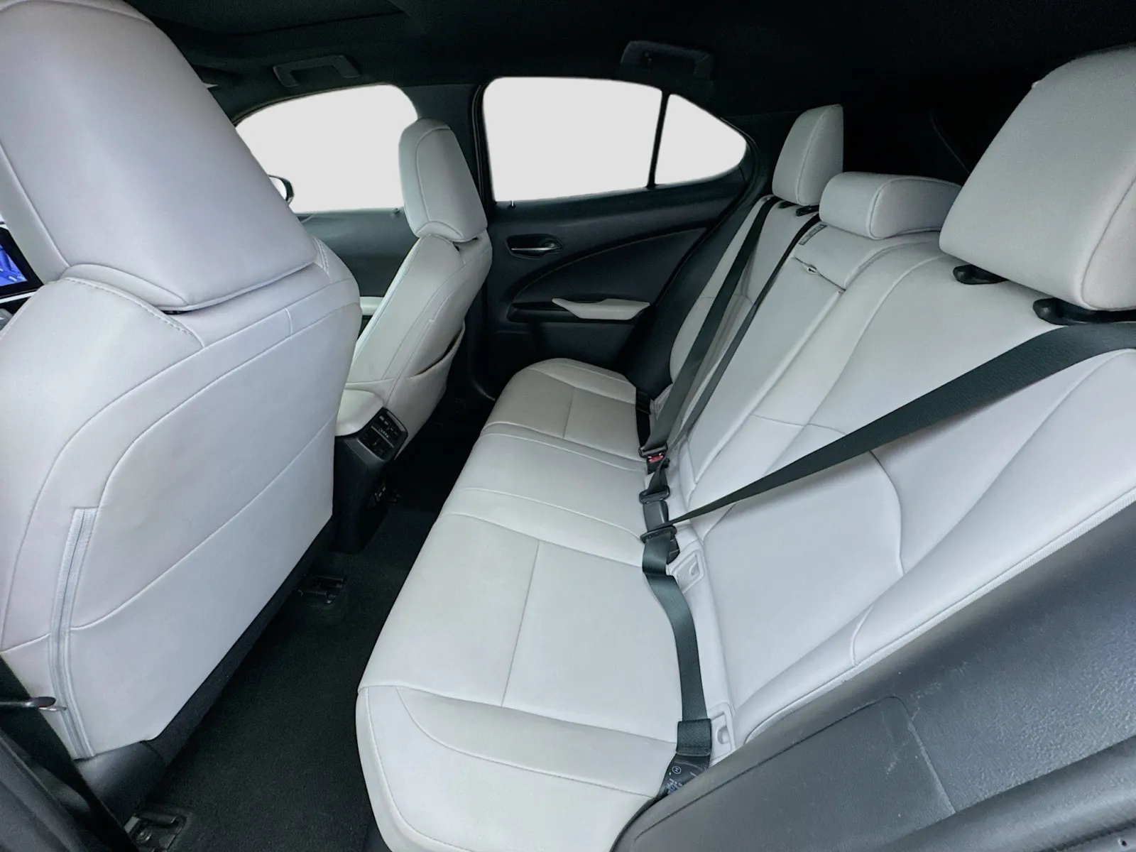 Lexus UX photo 16