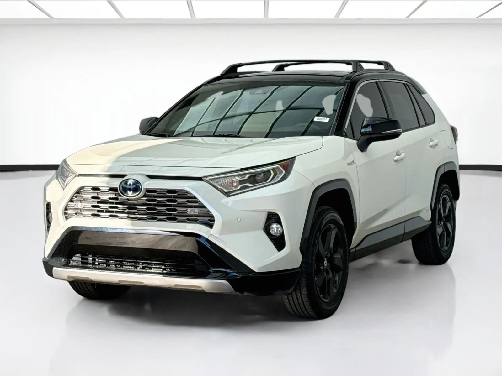 White 2019 Toyota RAV4 Hybrid XSE for sale in Bellflower, CA