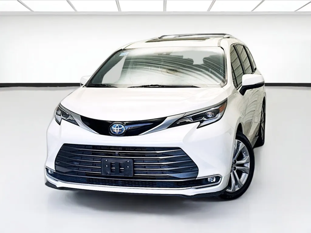 Used 2021 Toyota Sienna Platinum W/ENTERTAINMENT PACKAGE 7 Passenger ...