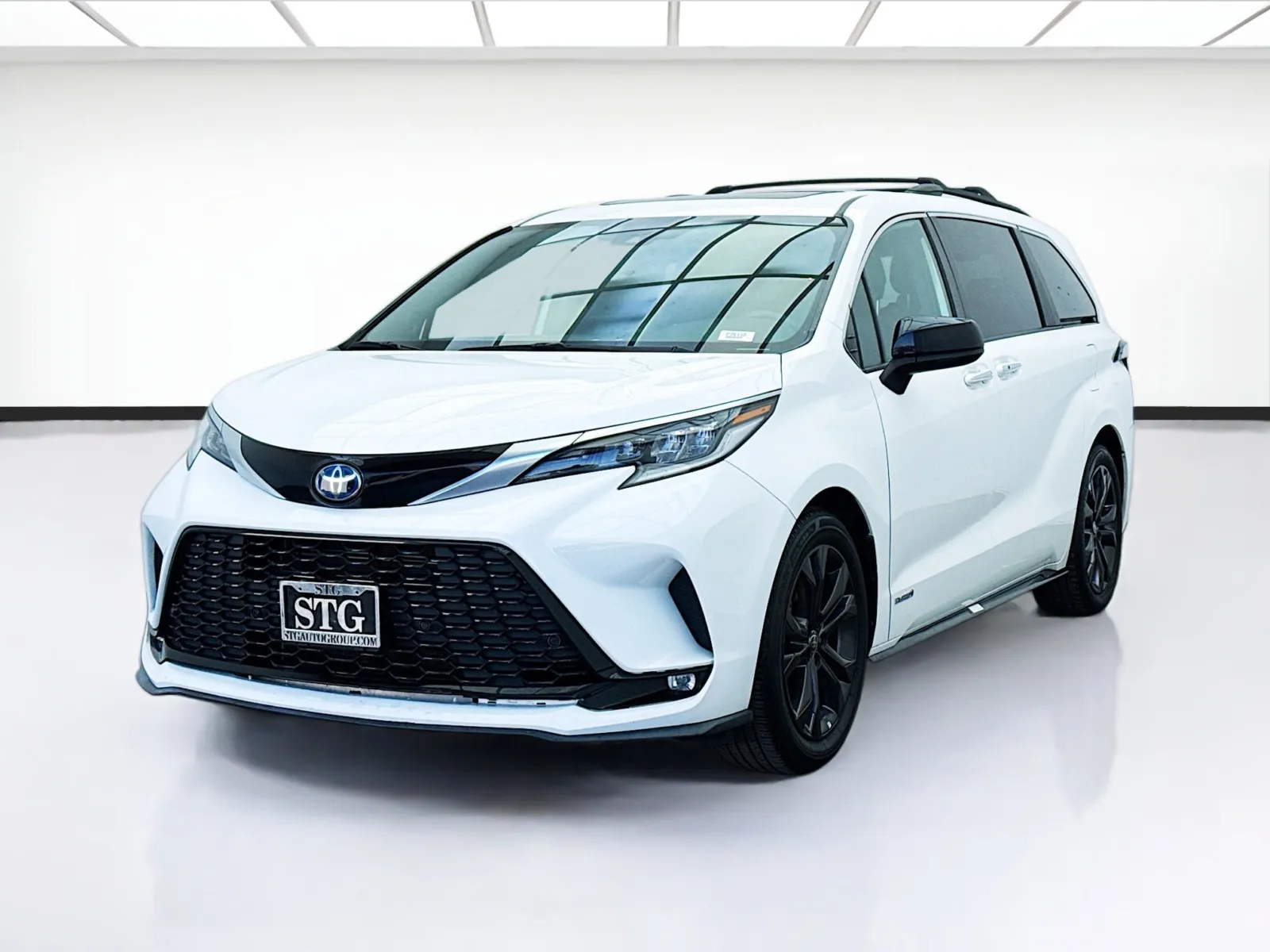 White 2021 Toyota Sienna XSE 7 Passenger for sale in Bellflower, CA