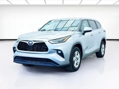 Silver 2023 Toyota Highlander LE for sale in Bellflower, CA