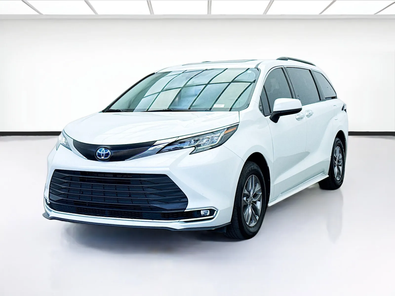 White 2023 Toyota Sienna XLE for sale in Bellflower, CA