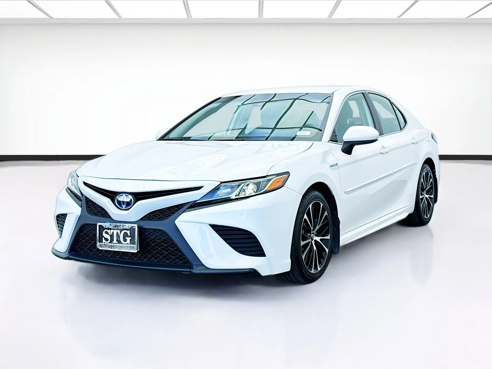 White 2019 Toyota Camry SE for sale in Bellflower, CA
