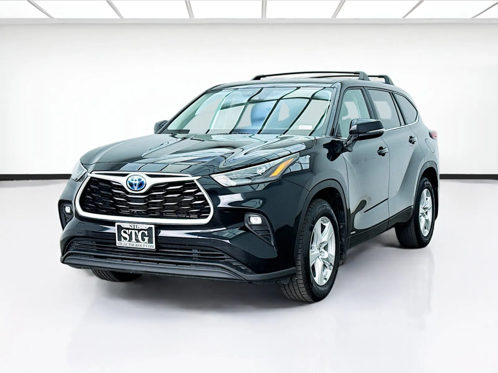 Black 2023 Toyota Highlander LE for sale in Bellflower, CA