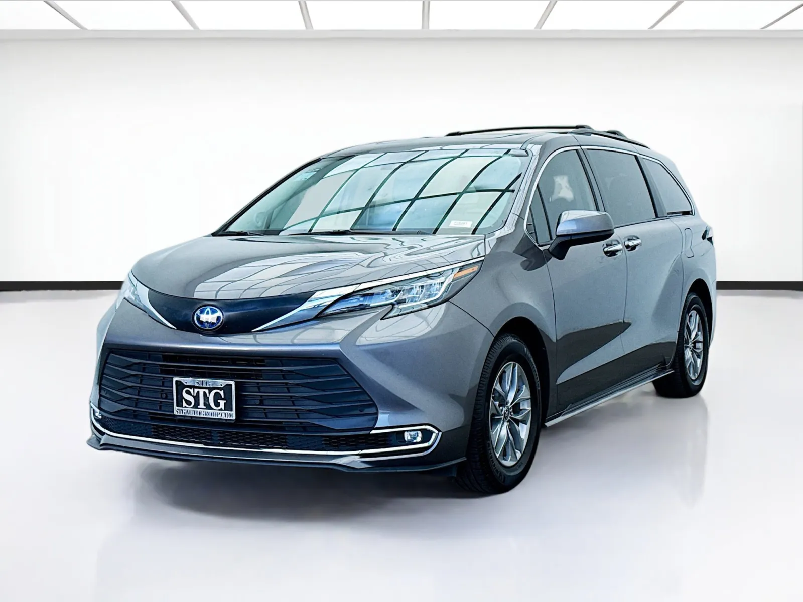 Gray 2022 Toyota Sienna XLE PLUS PACKAGE 7 PASSENGER for sale in Bellflower, CA