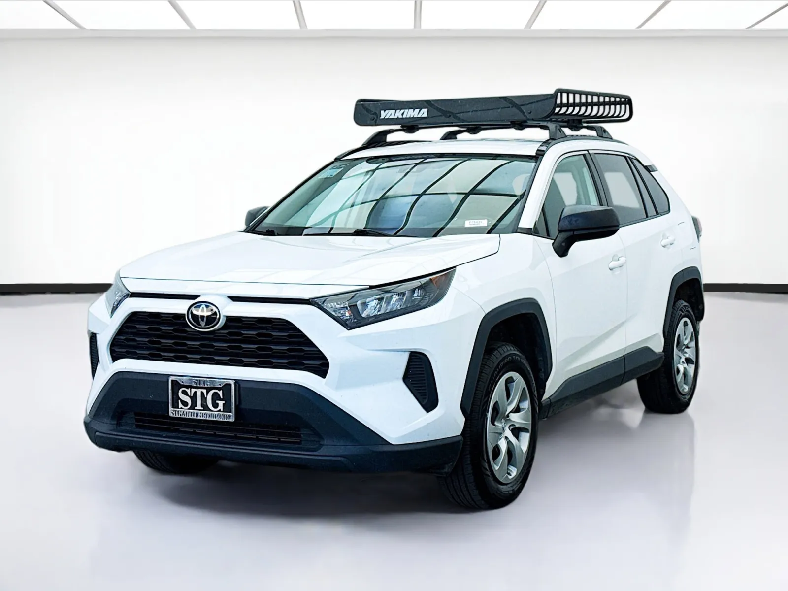 White 2019 Toyota RAV4 LE for sale in Bellflower, CA